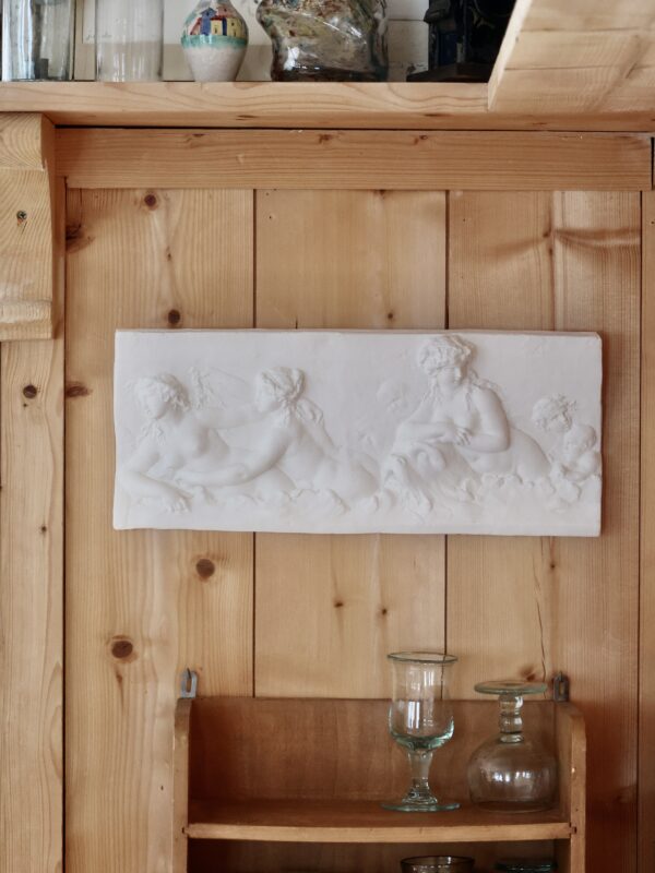 naïades-plaster-piece-on-wall