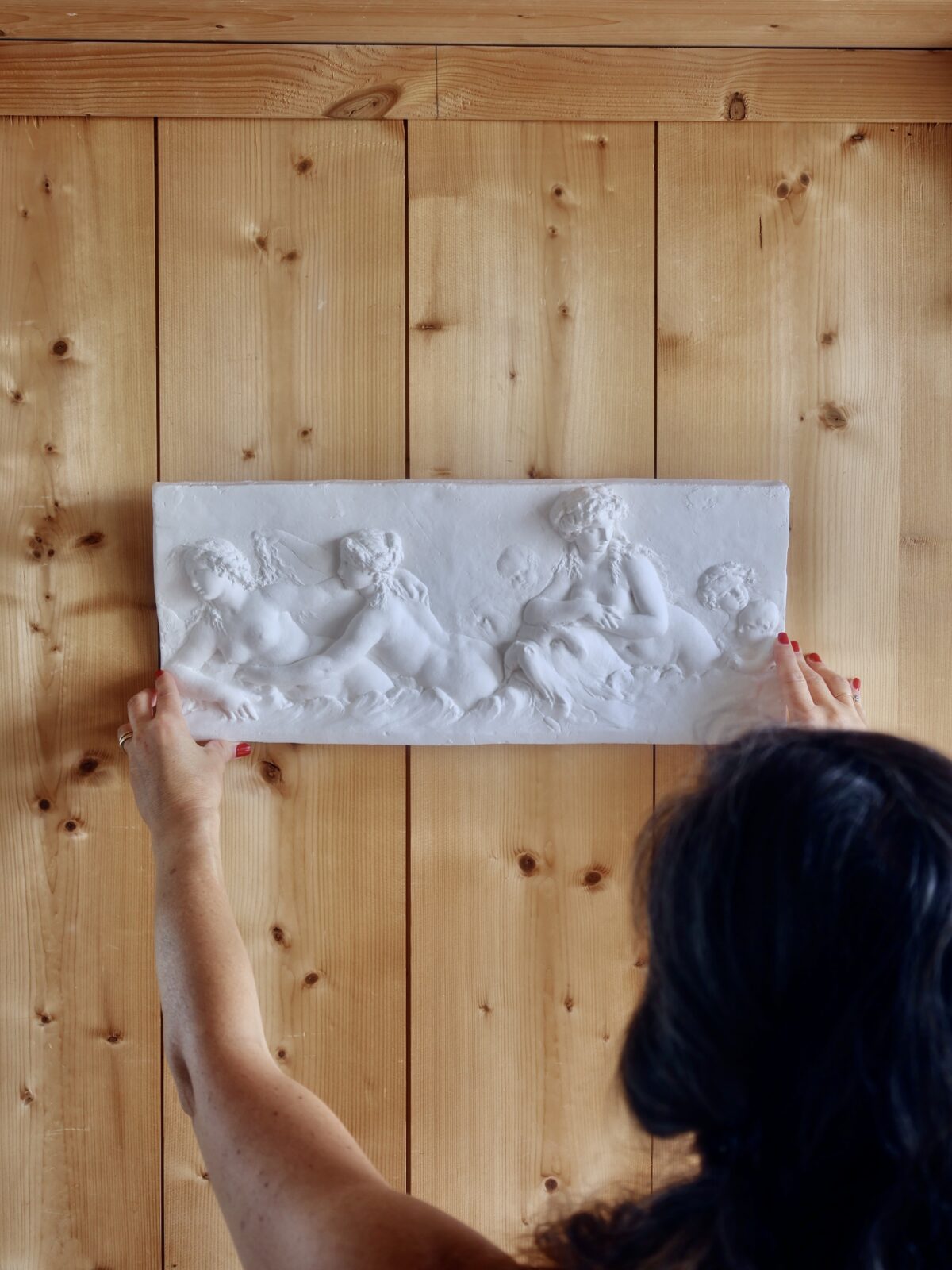 naïades-plaster-piece-on-wall