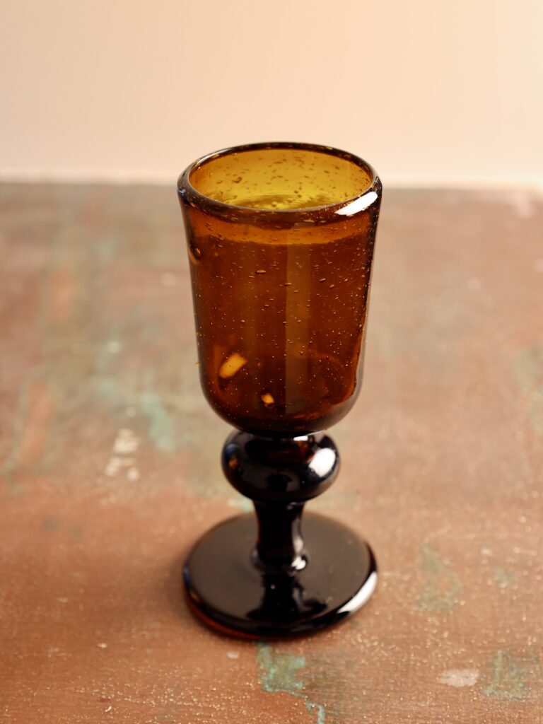Verre à pied fait main en verre recyclé