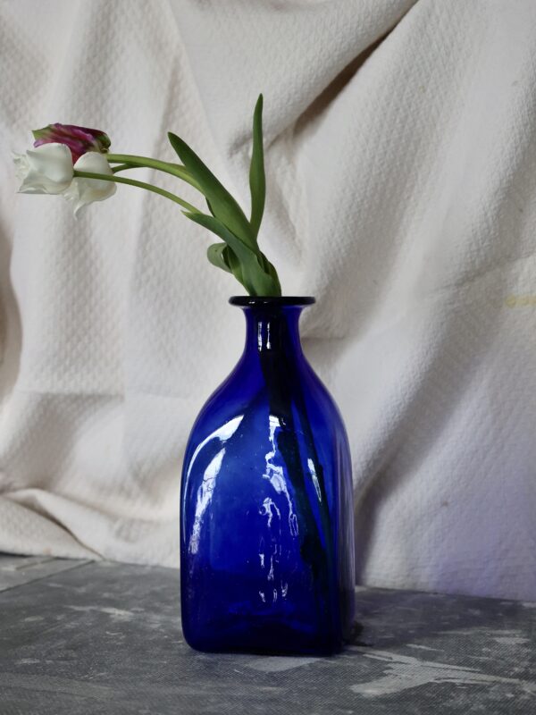 bouteille-carré-grand-dark-blue-carafe-mouth-blown-recycled-glass