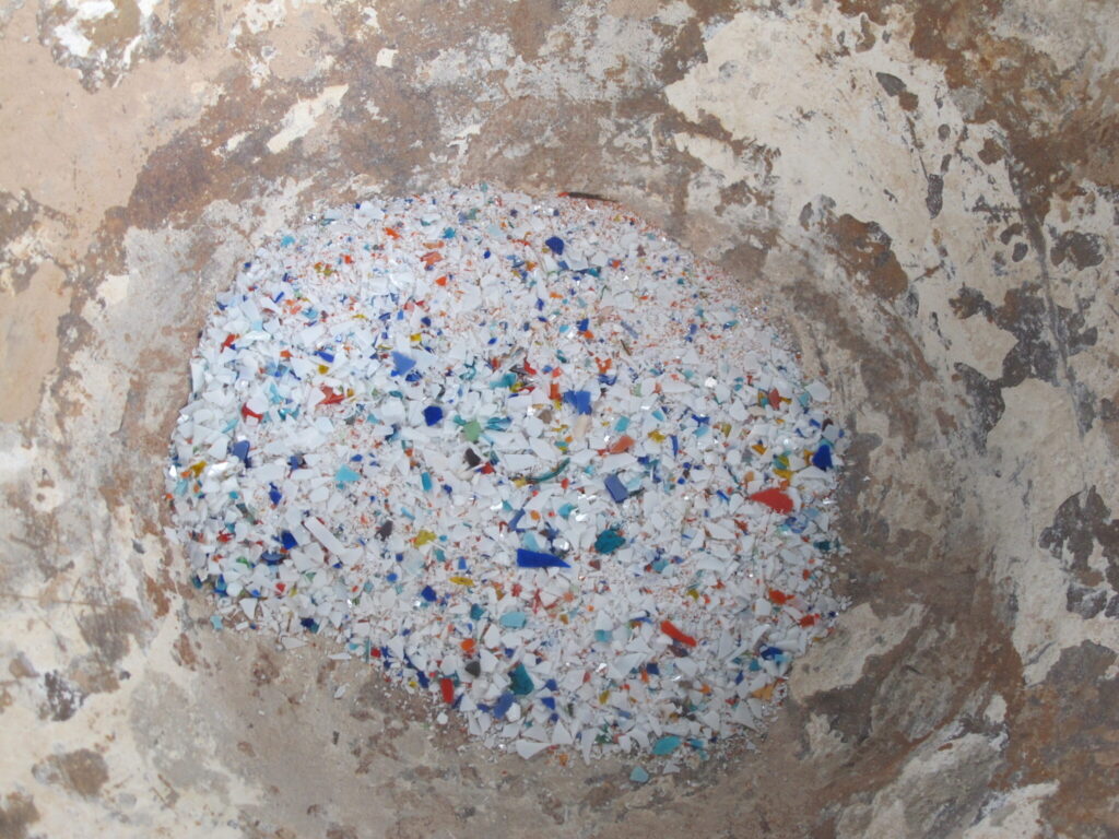 la-soufflerie-broken-colored-glass-recycled-glass-glassblowing
