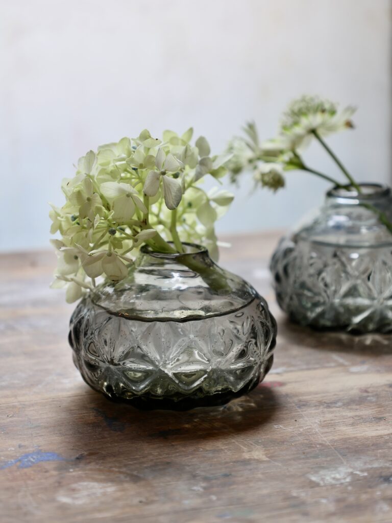 boule-facette-smoky-bud-vase