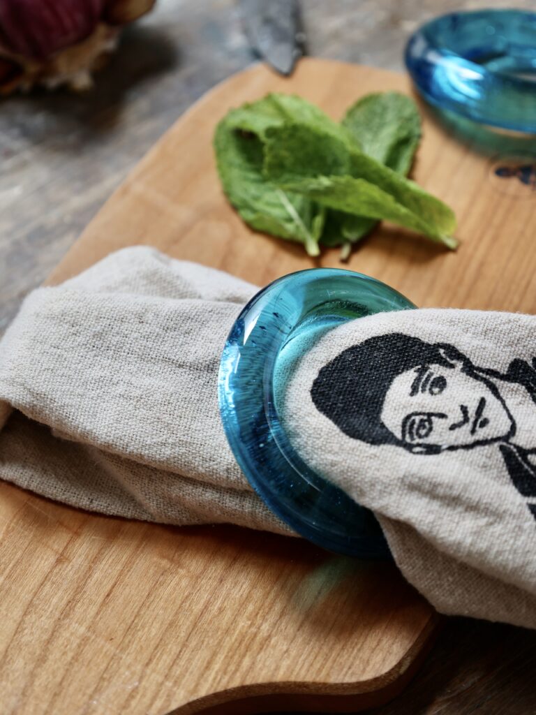 porte-serviette-turquoise-vaisselle-verre-recyclé