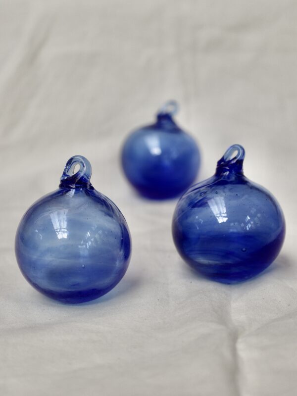 la-soufflerie-boule-light-blue-6cm-boule-de-noël-bouche-soufflée-verre-recyclé