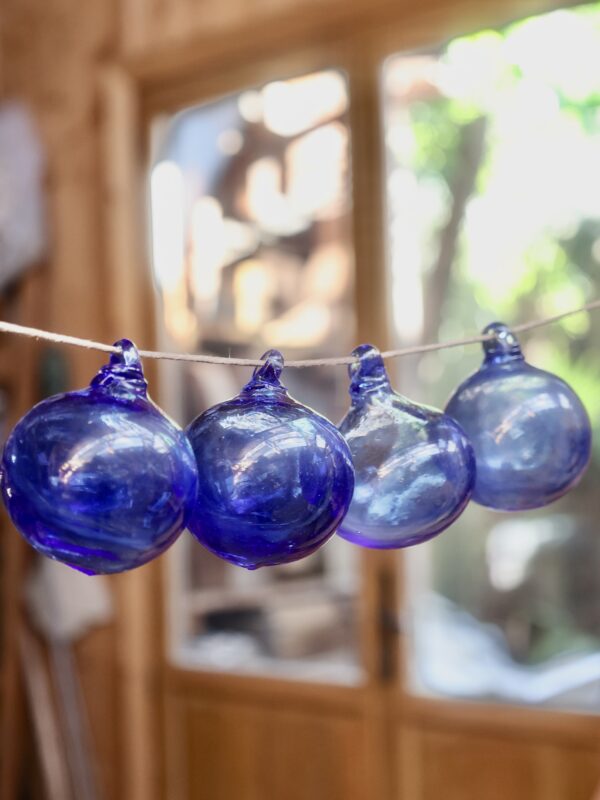 la-soufflerie-boule-light-blue-6cm-boule-de-noël-bouche-soufflée-verre-recyclé