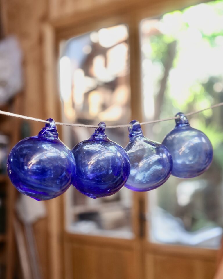 la-soufflerie-boule-light-blue-6cm-christmas-ball-mouth-blown-recycled-glass