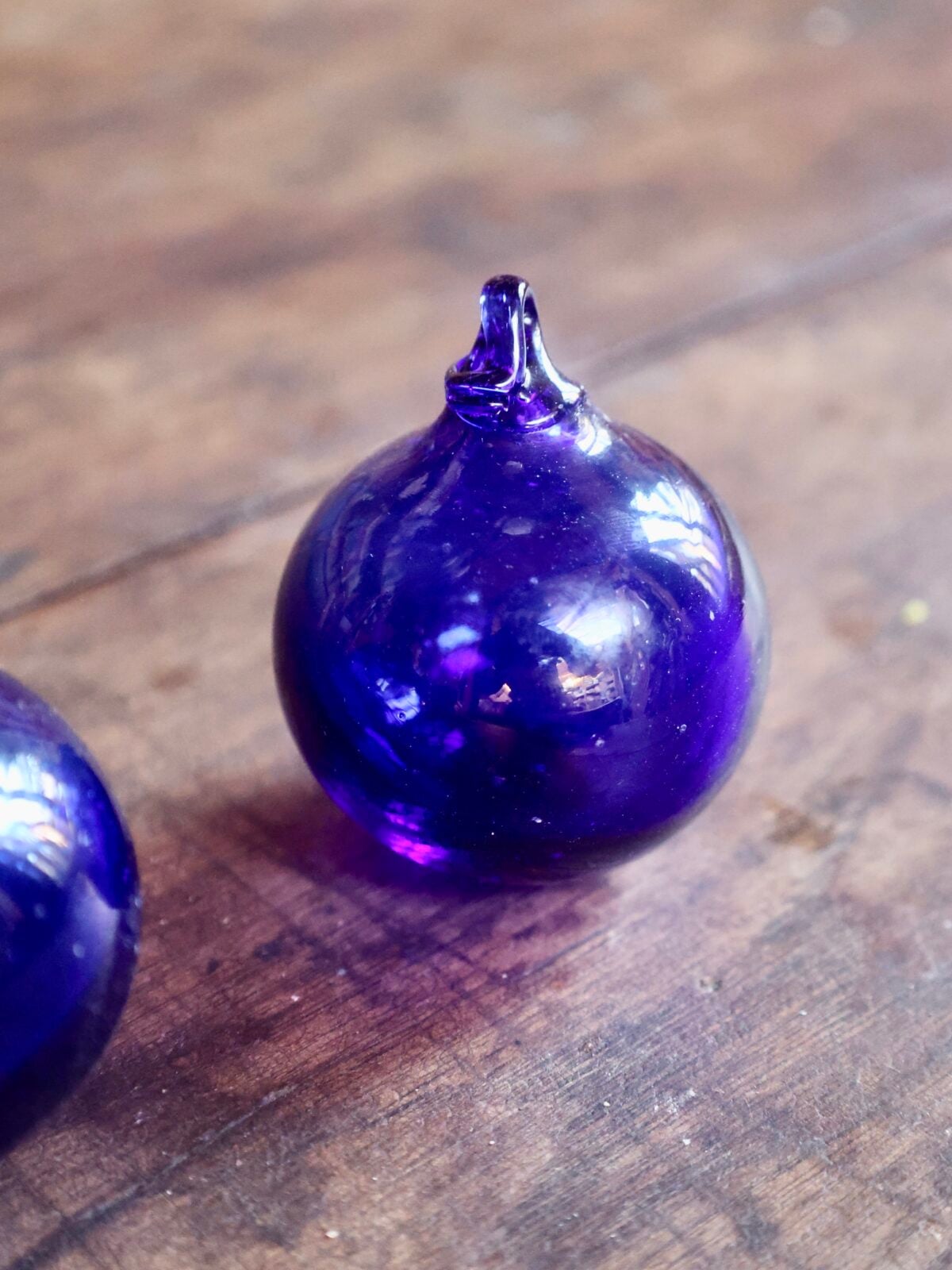 la-soufflerie-boule-dark-blue-6cm-christmas-ball-mouth-blown-recycled-glass