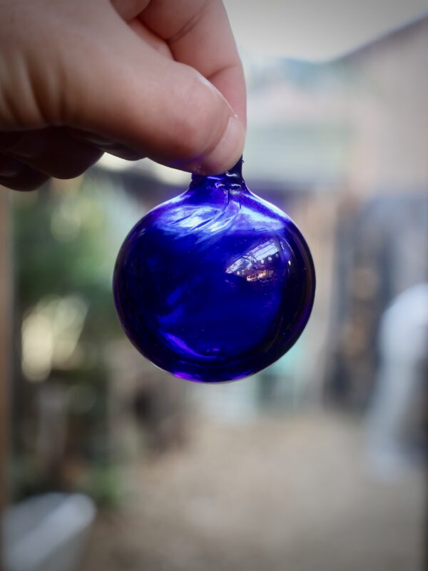 la-soufflerie-boule-dark-blue-6cm-boule-de-noël-bouche-soufflée-verre-recyclé