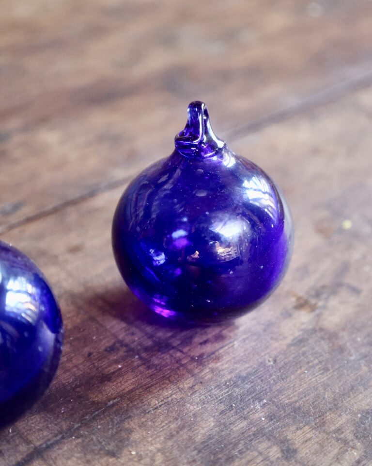 la-soufflerie-boule-dark-blue-6cm-christmas-ball-mouth-blown-recycled-glass