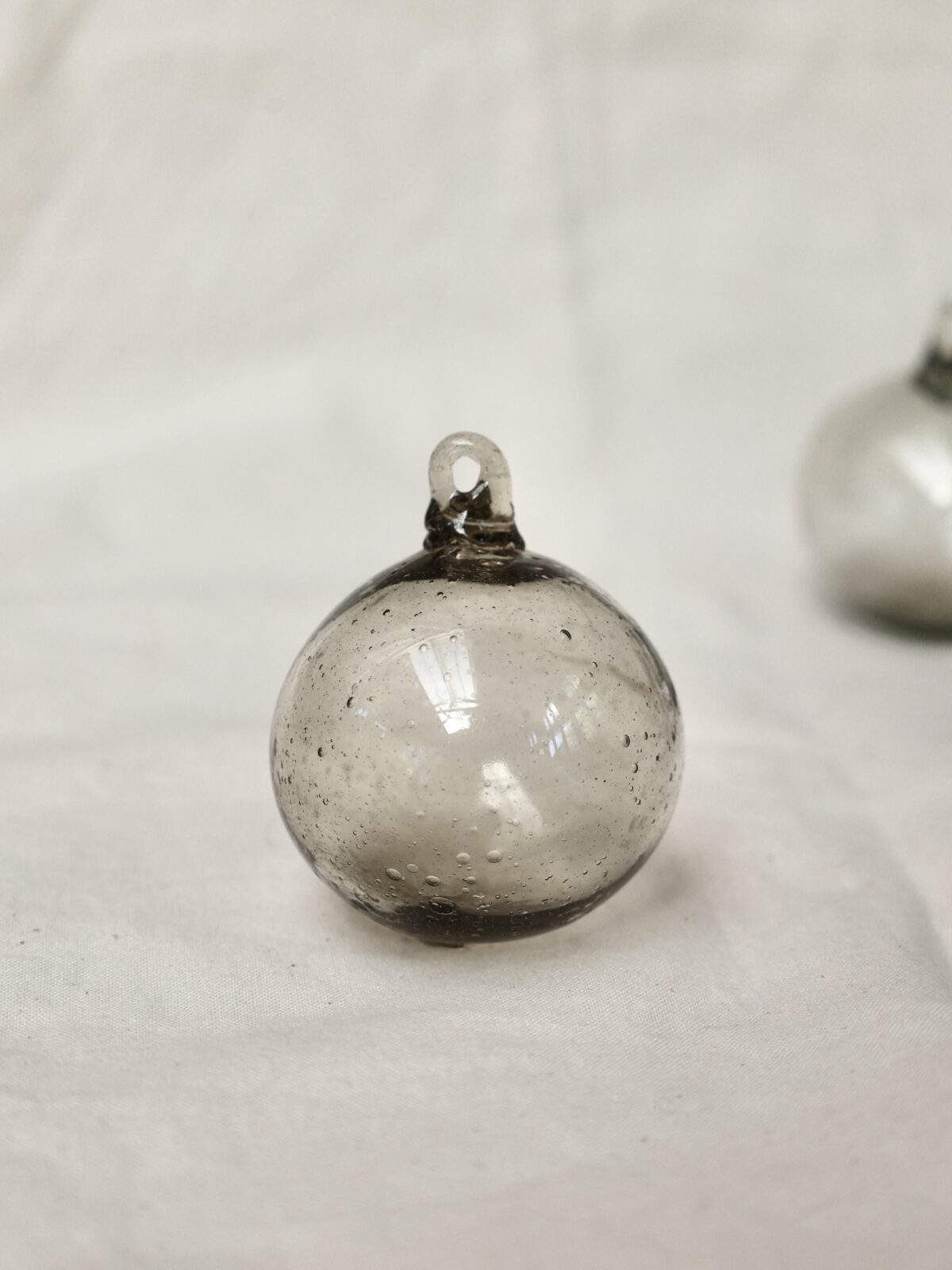 la-soufflerie-boule-fumé-6cm-boule-de-noël-bouche-soufflée-verre-recyclé
