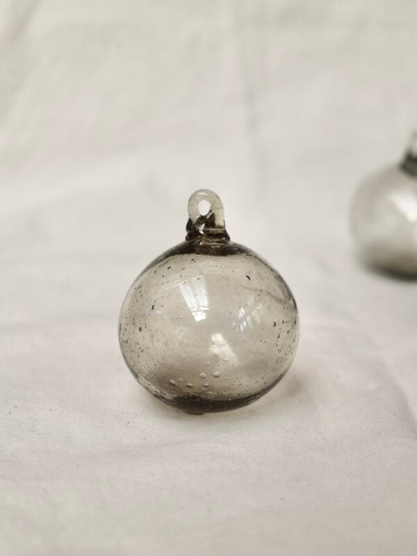 la-soufflerie-boule-fumé-6cm-boule-de-noël-bouche-soufflée-verre-recyclé