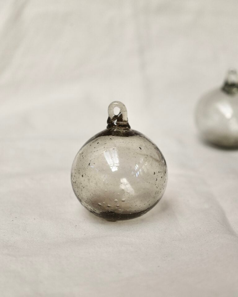 la-soufflerie-boule-fumé-6cm-christmas-ball-mouth-blown-recycled-glass