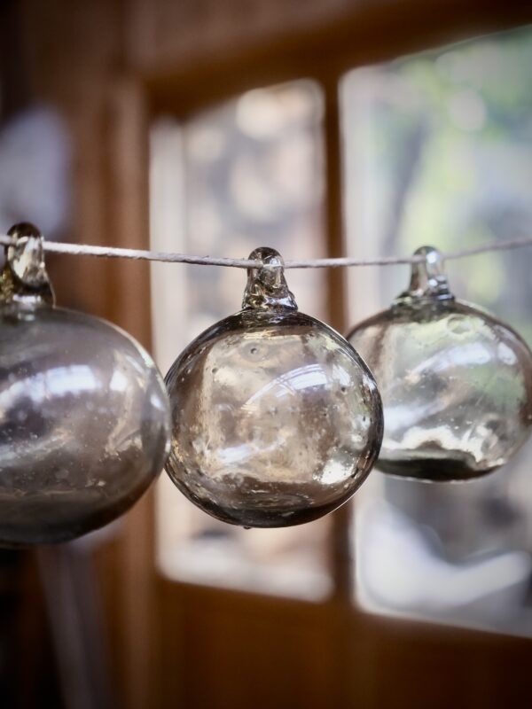 la-soufflerie-boule-fumé-8cm-boule-de-noël-bouche-soufflée-verre-recyclé