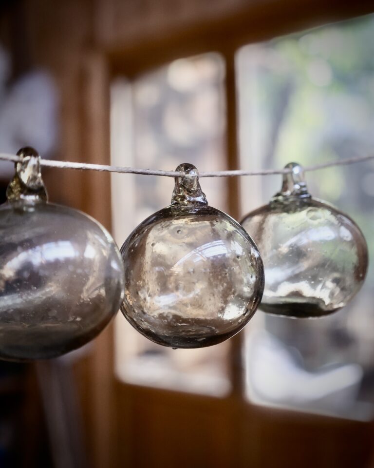 la-soufflerie-boule-fumé-8cm-christmas-ball-mouth-blown-recycled-glass