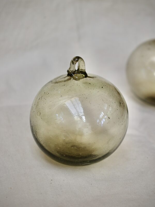 la-soufflerie-boule-fumé-8cm-boule-de-noël-bouche-soufflée-verre-recyclé