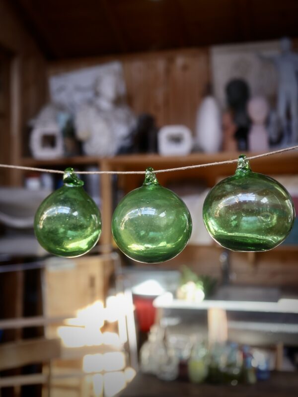 la-soufflerie-boule-green-8cm-boule-de-noël-bouche-soufflée-verre-recyclé