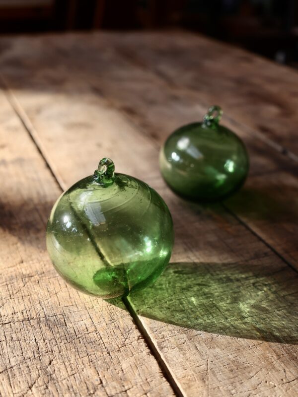 la-soufflerie-boule-green-8cm-boule-de-noël-bouche-soufflée-verre-recyclé