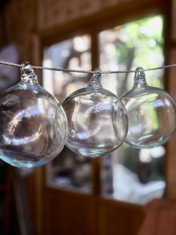 la-soufflerie-boule-transparent-8cm-boule-de-noël-bouche-soufflée-verre-recyclé