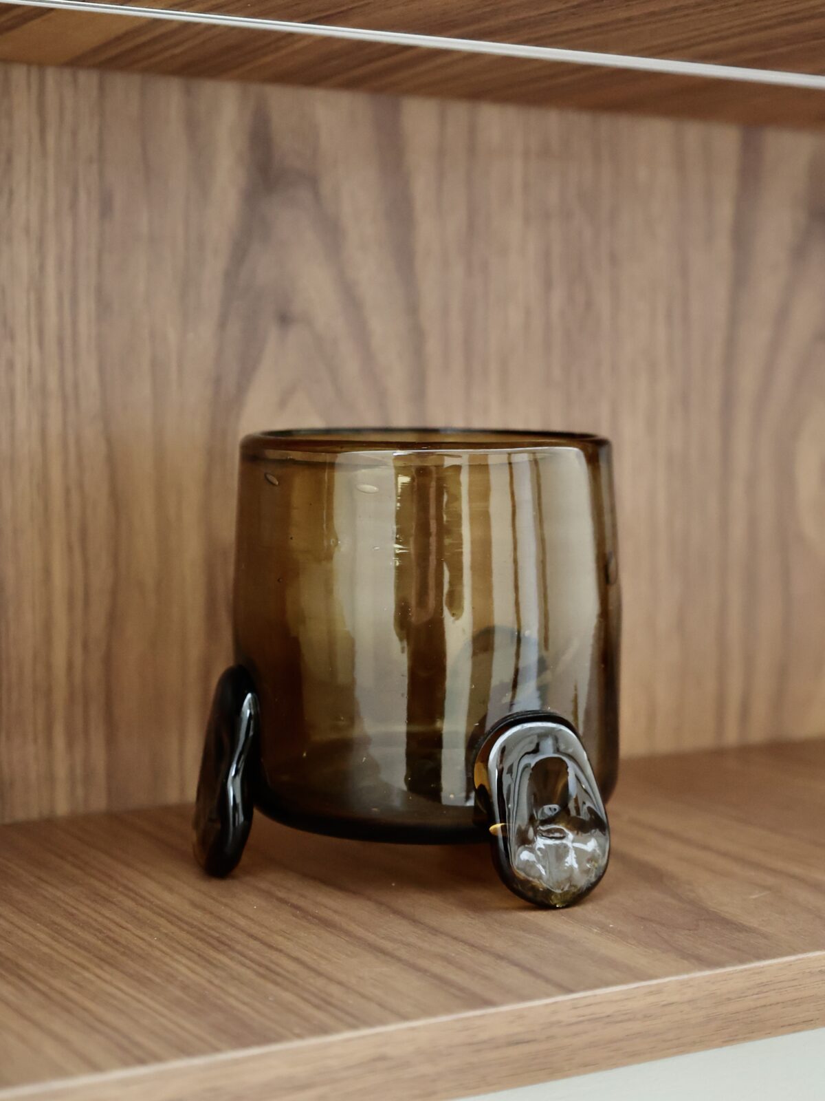 hurricane-vase-with-3-feet-fumé-fait-main