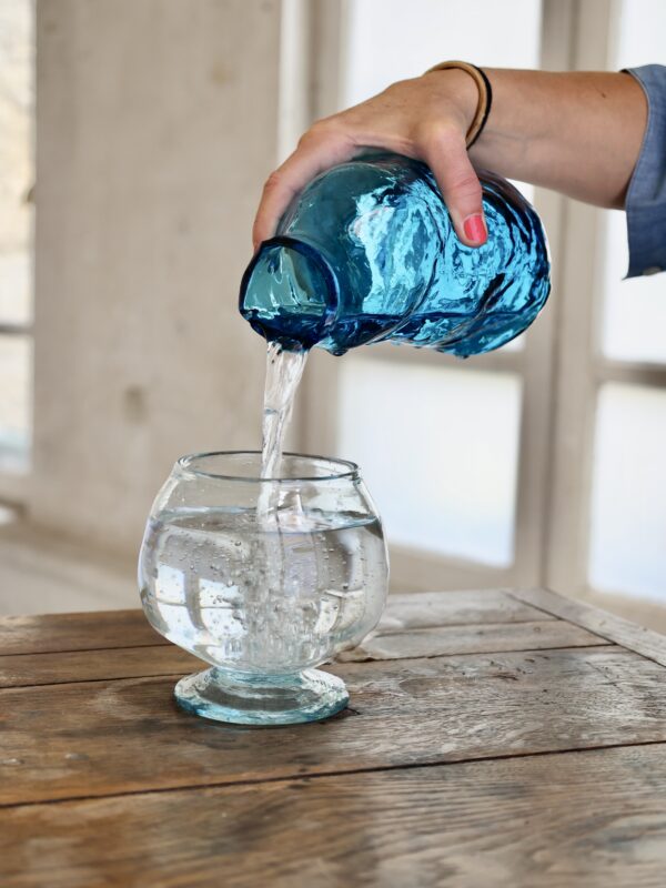 vase-kana-turquoise-en-verre-recyclé-soufflé-bouche