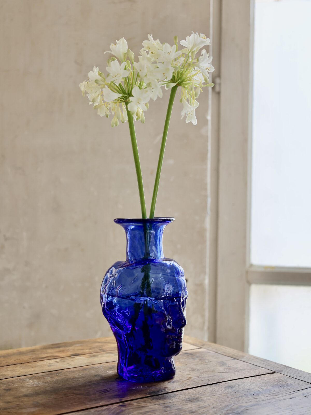roma-chemise-dark-blue-face-vase-mouth-blown-recycled-glass