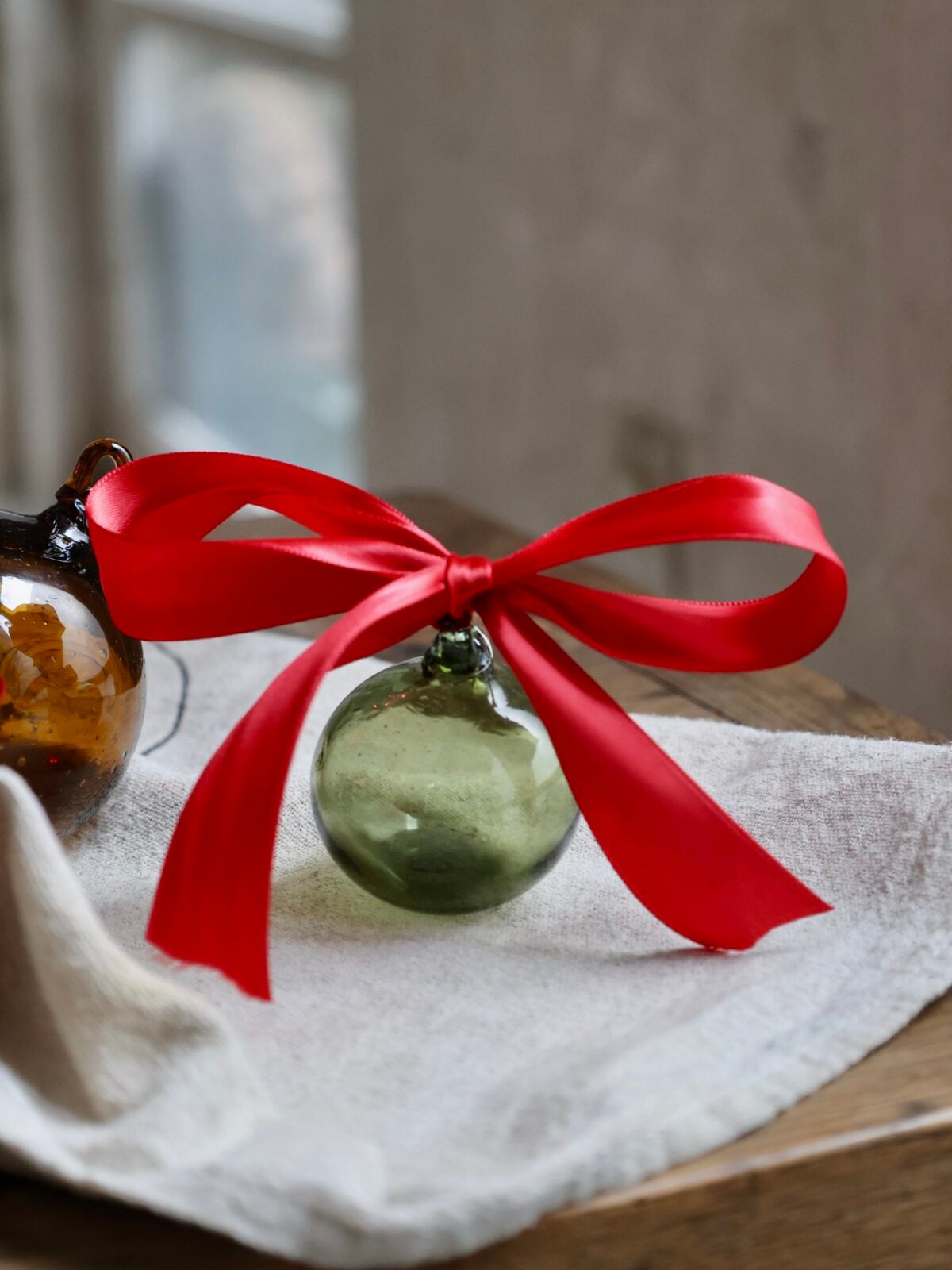 boule-6cm-vert-olive-mouth-blown-recycled-glass
