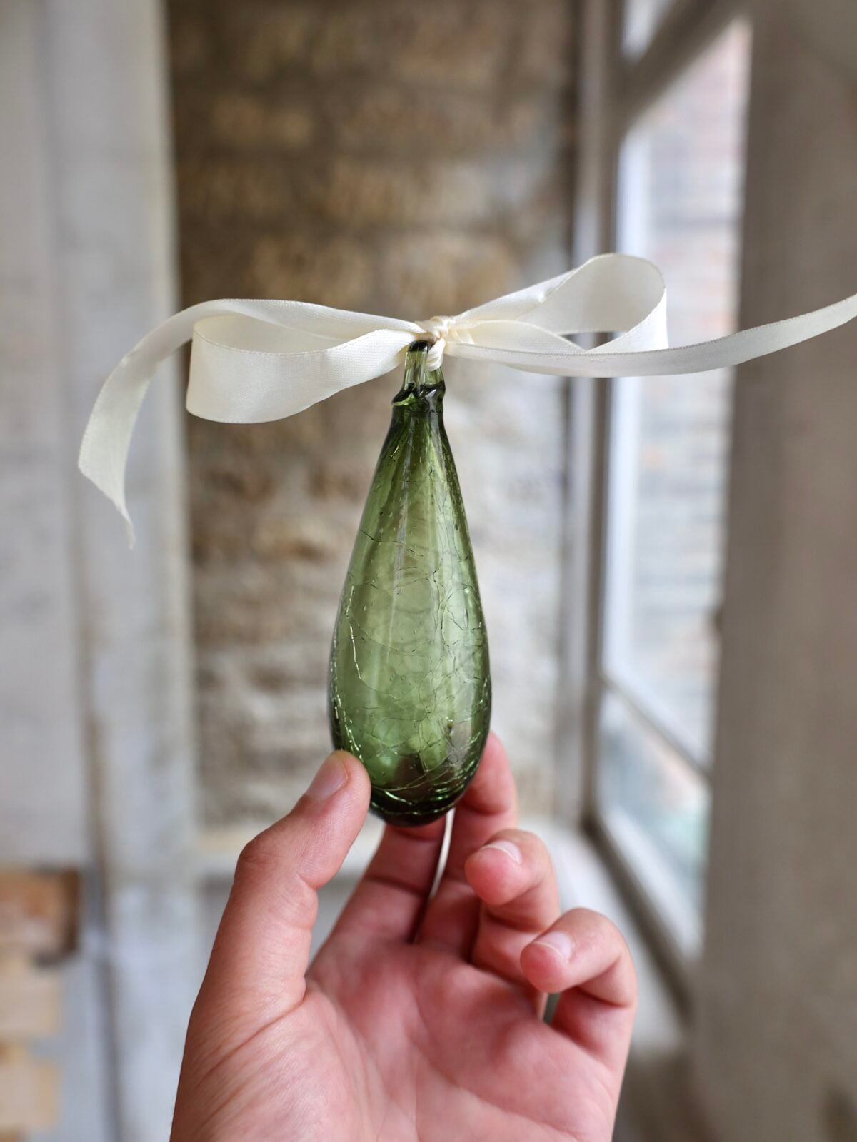 boule-goutte-vert-fume-mouth-blown-recycled-glass