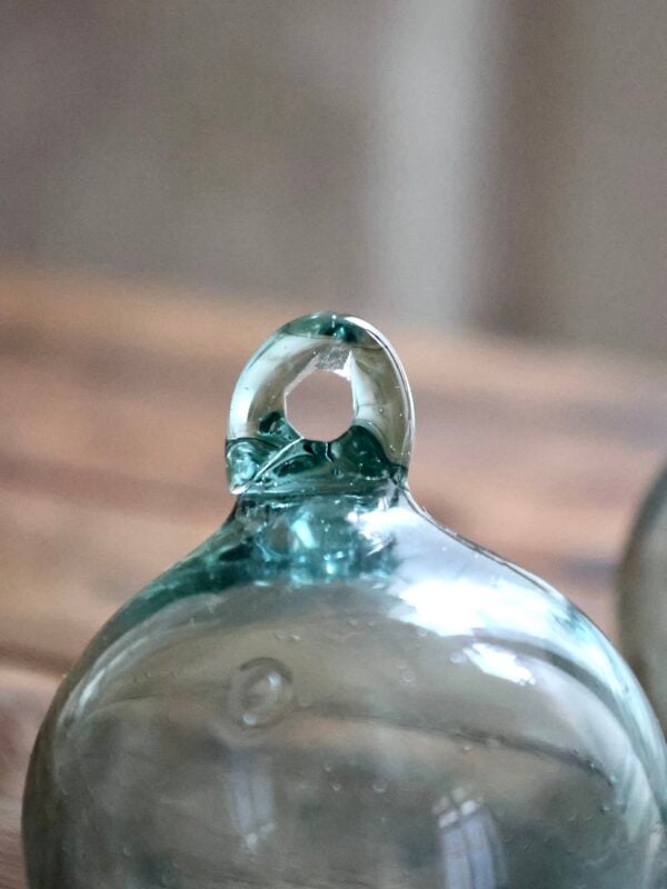 Boule de Noël soufflée à la bouche en verre recyclé